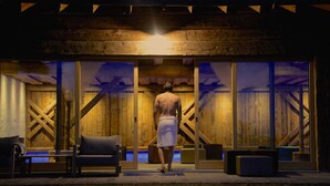 A person walking towards a wooden structure with a bench and a pool area. - Chalet-Hôtel Borgo Eibn Mountain Lodge (Relais du Silence) (Sauris)