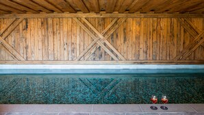 A wooden ceiling with a pool area below, featuring a tiled floor and two glasses on the edge. - Chalet-Hôtel Borgo Eibn Mountain Lodge (Relais du Silence) (Sauris)