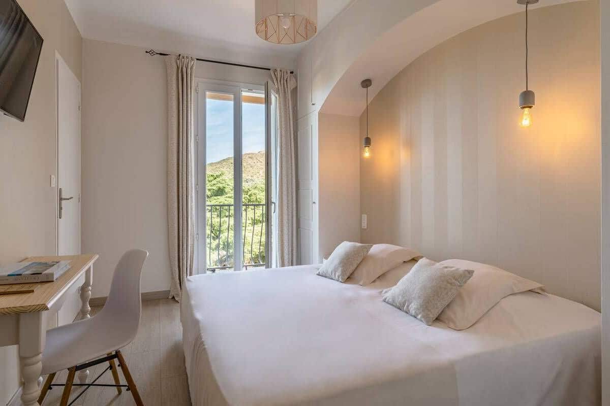 comfort double room, sea view (confort 2ème étage, balcon) | 2 bedrooms, free cots/infant beds, free wifi, bed sheets