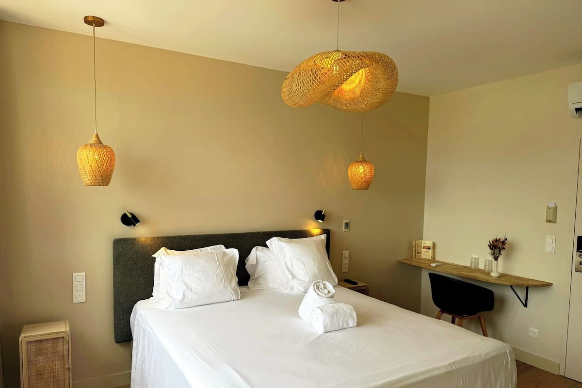 Habitación superior, vista al mar (2ème étage) | 2 habitaciones, cunas gratuitas, wifi gratis y ropa de cama