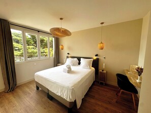 Quarto superior, terraço, vista para o mar (1er étage) | Berços grátis, Wi-Fi de cortesia, roupa de cama