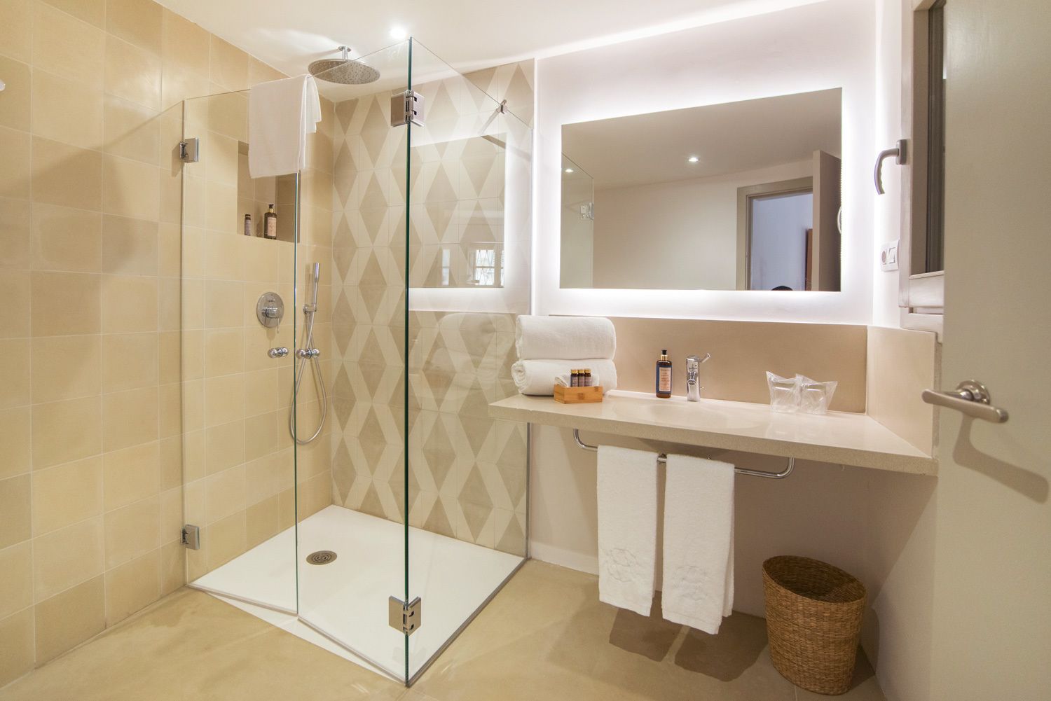 double room (1) | bathroom | shower, free toiletries, towels, shampoo