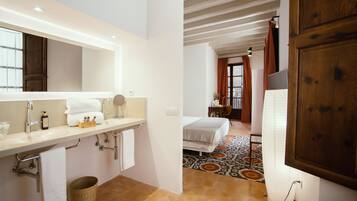 Superior Double Room, 1 King Bed (4) | Bathroom | Shower, free toiletries, towels, shampoo