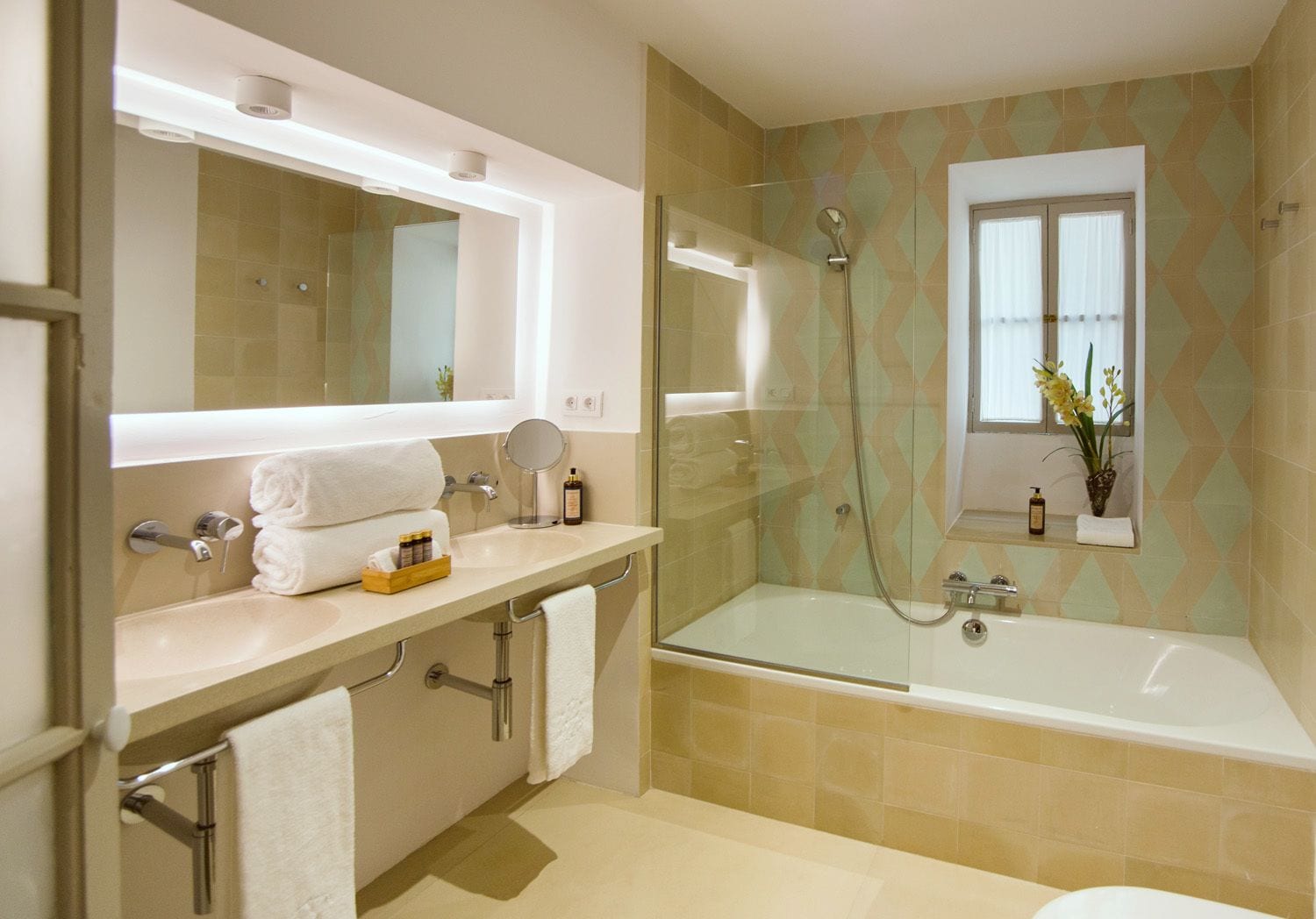 suite, 1 queen bed with sofa bed, patio (6) | bathroom | shower, free toiletries, towels, shampoo