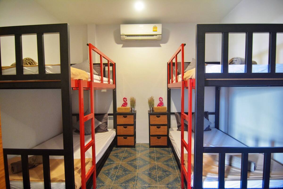 Mixed Dormitory - 4 Bunk Bed | Safe på rommet, wi-fi (inkludert) og sengetøy