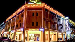 Un hotel llamado Al Khatiri con una tienda Zendra en la planta baja.
