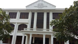 A hotel with a classical facade, featuring a central entrance with columns and a balcony. - Trang An Hotel (Hoa Lu)