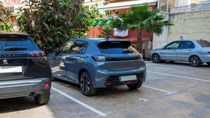 Ein Parkplatz mit zwei parkenden Autos.