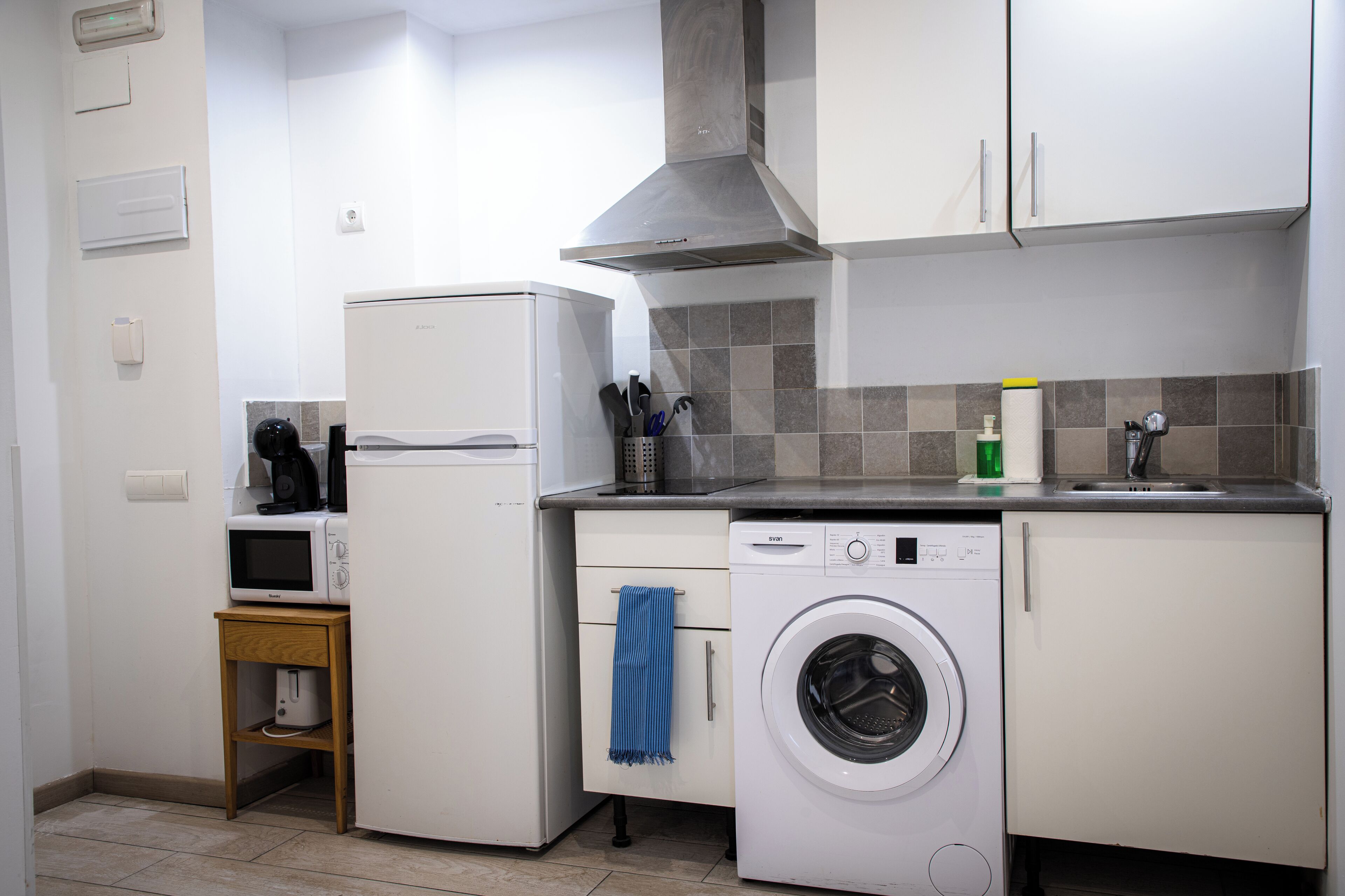 Superior appartement | Privékeuken | Een koelkast/vriezer, een magnetron, een kookplaat, een kinderstoel