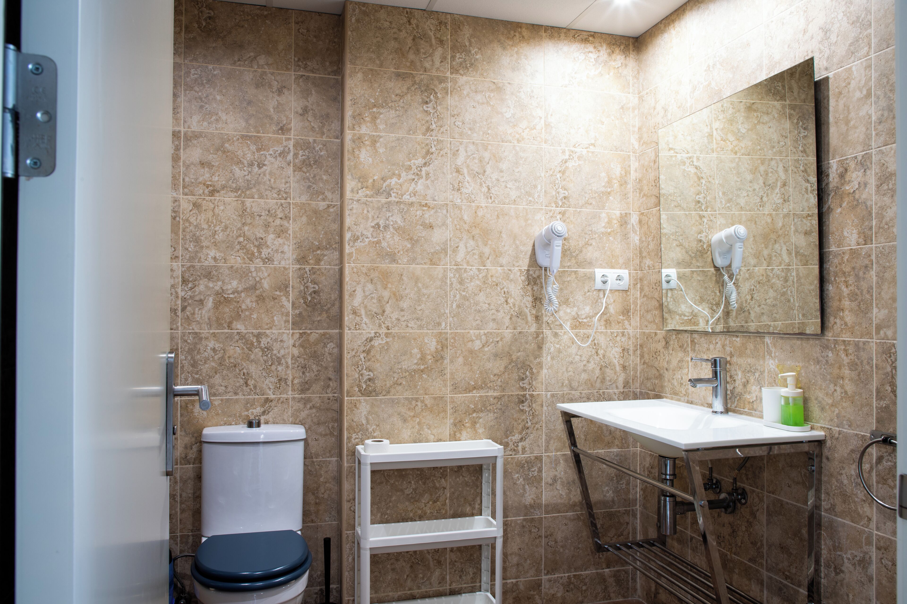 ファミリー アパートメント キッチン | バスルーム | シャワー、ヘアドライヤー、タオル