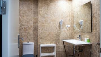 Familienapartment, Küche | Badezimmer | Dusche, Haartrockner, Handtücher