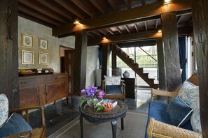 Minibar, ameublement personnalisé, bureau, rideaux occultants