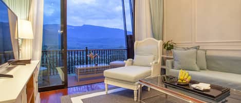 Suite, balkon, uitzicht op bergen | Woonruimte | Een 32-inch lcd-televisie met satellietzenders en televisie