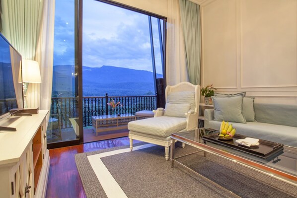  Napa Suite  | Living area | 32-inch LCD TV with satellite channels, TV