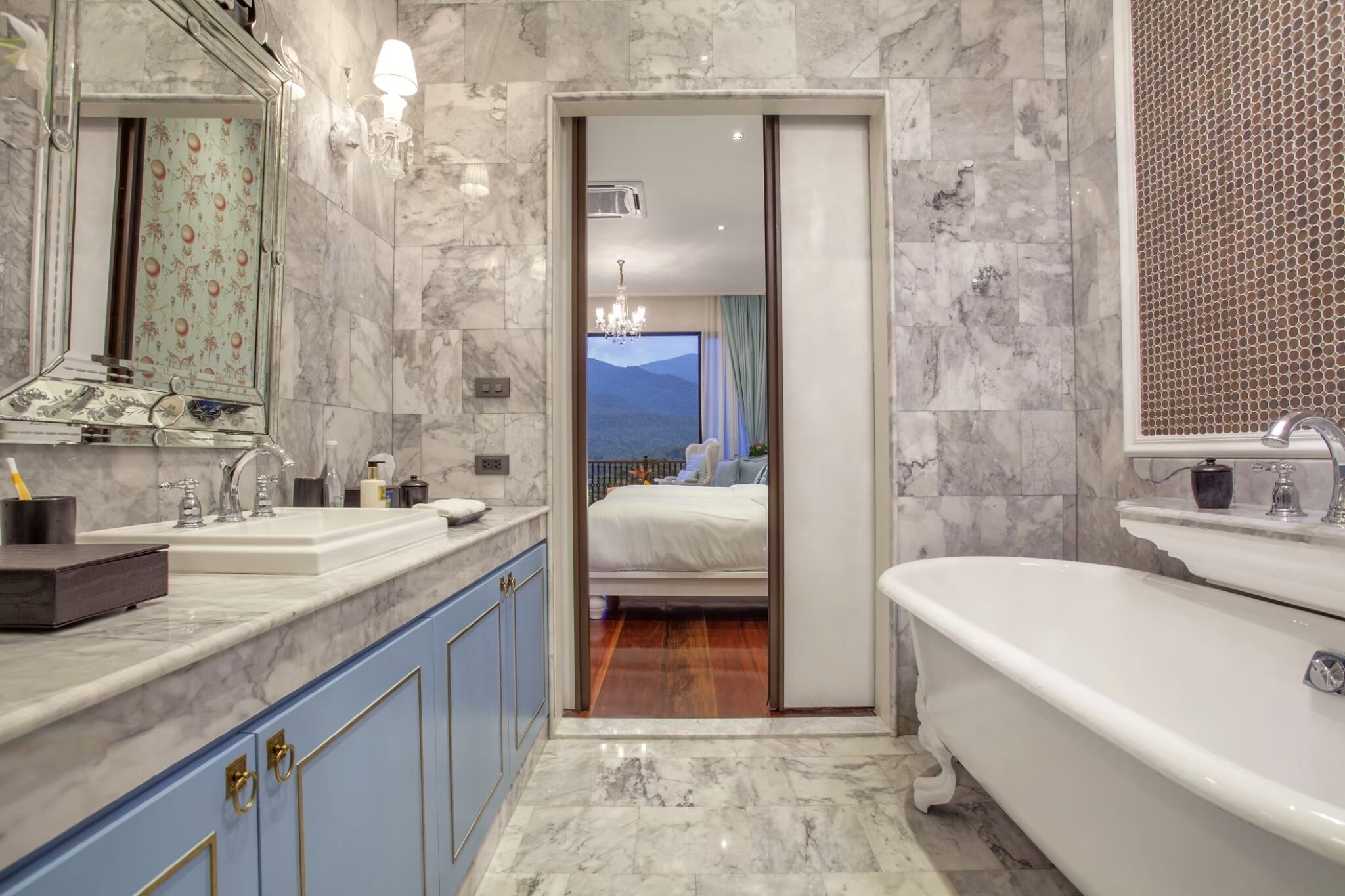  Napa Suite  | Bathroom | Free toiletries, hair dryer, bathrobes, slippers