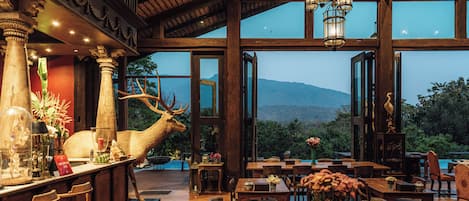 Breakfast, lunch, dinner served; Thai cuisine