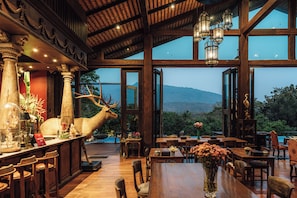 Petit déjeuner, déjeuner et dîner servis sur place, plats Cuisine thaï