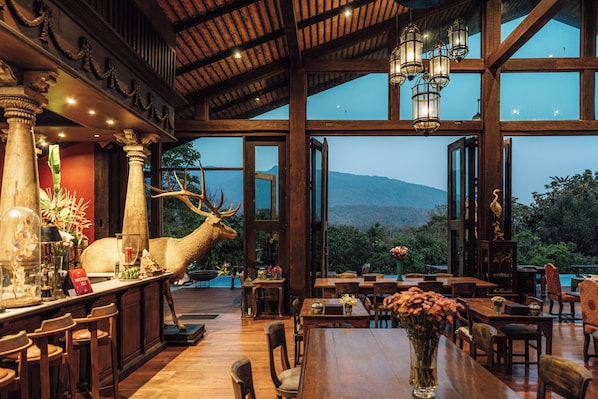 Breakfast, lunch, dinner served; Thai cuisine