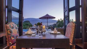 Petit déjeuner, déjeuner et dßner servis sur place, plats Cuisine thaï