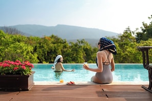 Piscine extérieure, chaises longues