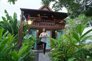 Chansri Villa | Minibar, muebles diferentes, escritorio y cortinas blackout 