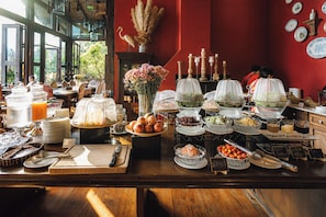 Breakfast, lunch, dinner and brunch served  - Chantra Khiri Chalet Chiang Mai (Hang Dong)