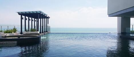 Hồ bơi ngoài trời