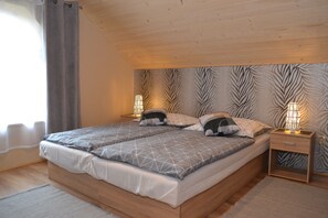 خزنة داخل الغرفة وستائر تعتيم ومكواة/لوح كي وأسرّة أطفال/رضّع