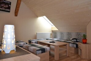 디럭스 더블룸, 언덕 전망 | 객실 내 금고, 암막 커튼, 다리미/다리미판, 유아용 침대