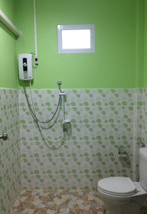 Standard Room | 浴室 | 淋浴設備、免費盥洗用品、毛巾