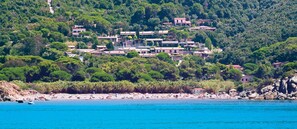 A coastal village with houses built on a hillside overlooking a beach. - Nisportino Domus (Rio)