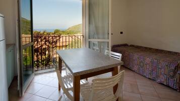 Apartemen Panorama, 1 kamar tidur, akses ke kolam renang, pemandangan laut | Ruang keluarga | TV layar datar