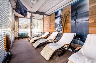 Sauna, hot tub, steam room, Thai massages, 2 treatment rooms, massages