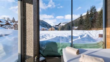 Sauna, hot tub, steam room, Thai massages, 2 treatment rooms, massages