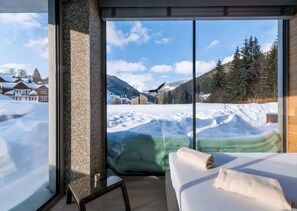 Sauna, hot tub, steam room, Thai massages, 2 treatment rooms, massages