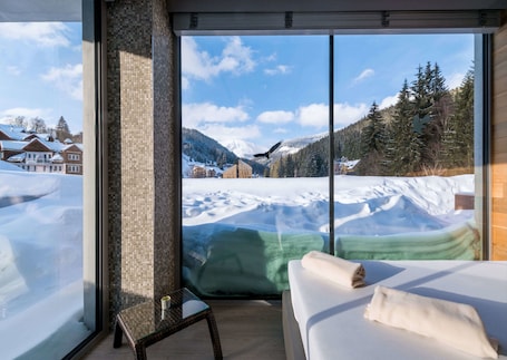 Sauna, hot tub, steam room, Thai massages, 2 treatment rooms, massages