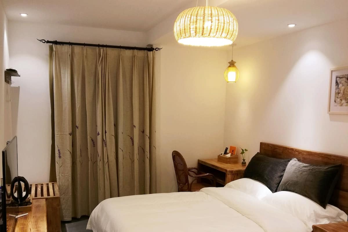 Standard Family Room | Desk, free WiFi