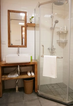 Tatami Family Room | Bathroom | Free toiletries, hair dryer, slippers, towels - Suzhou Leisure Guest House (Suzhou)