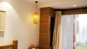 Garden Queen Room | Desk, free WiFi