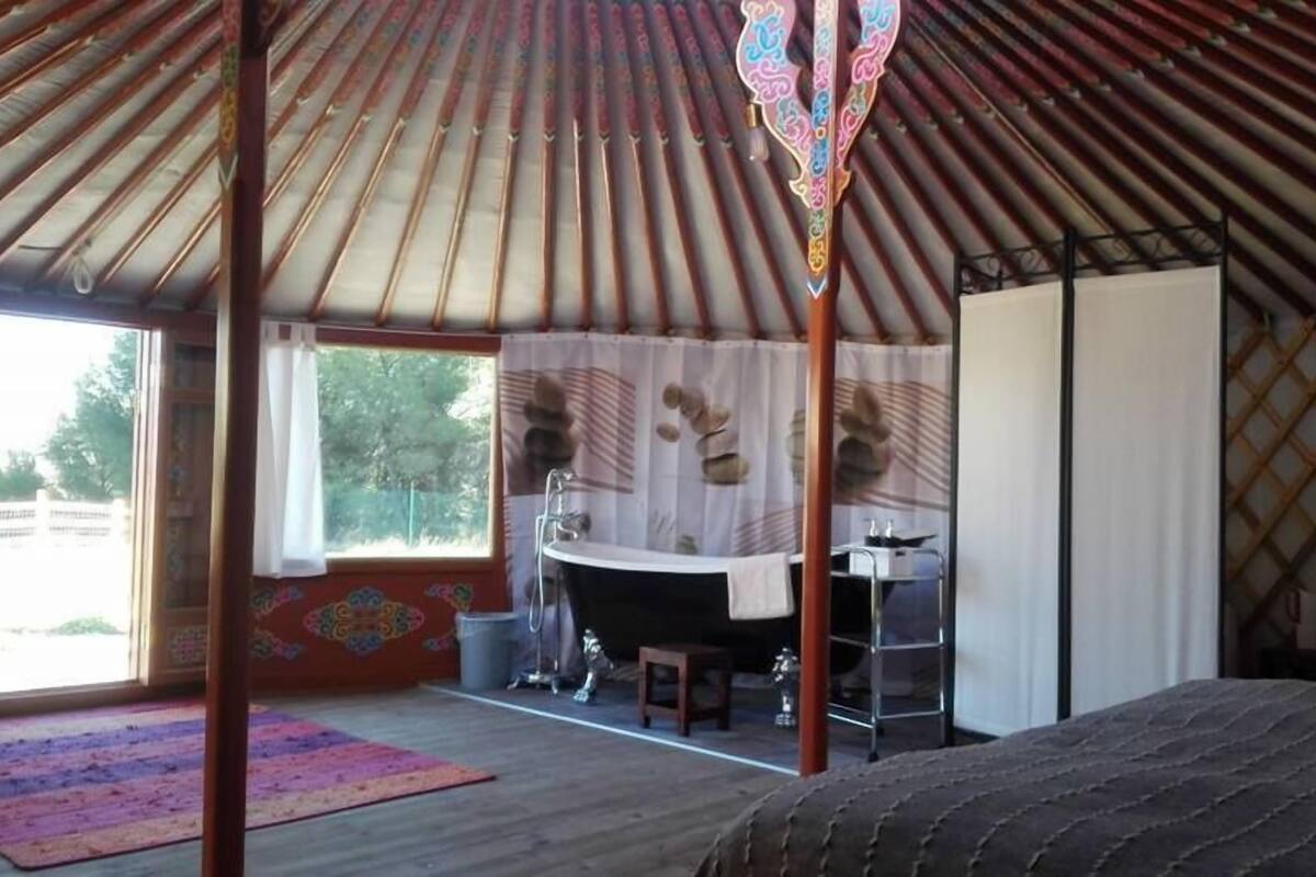 Suite, baño privado | Decoración personalizada, muebles diferentes y wifi gratis