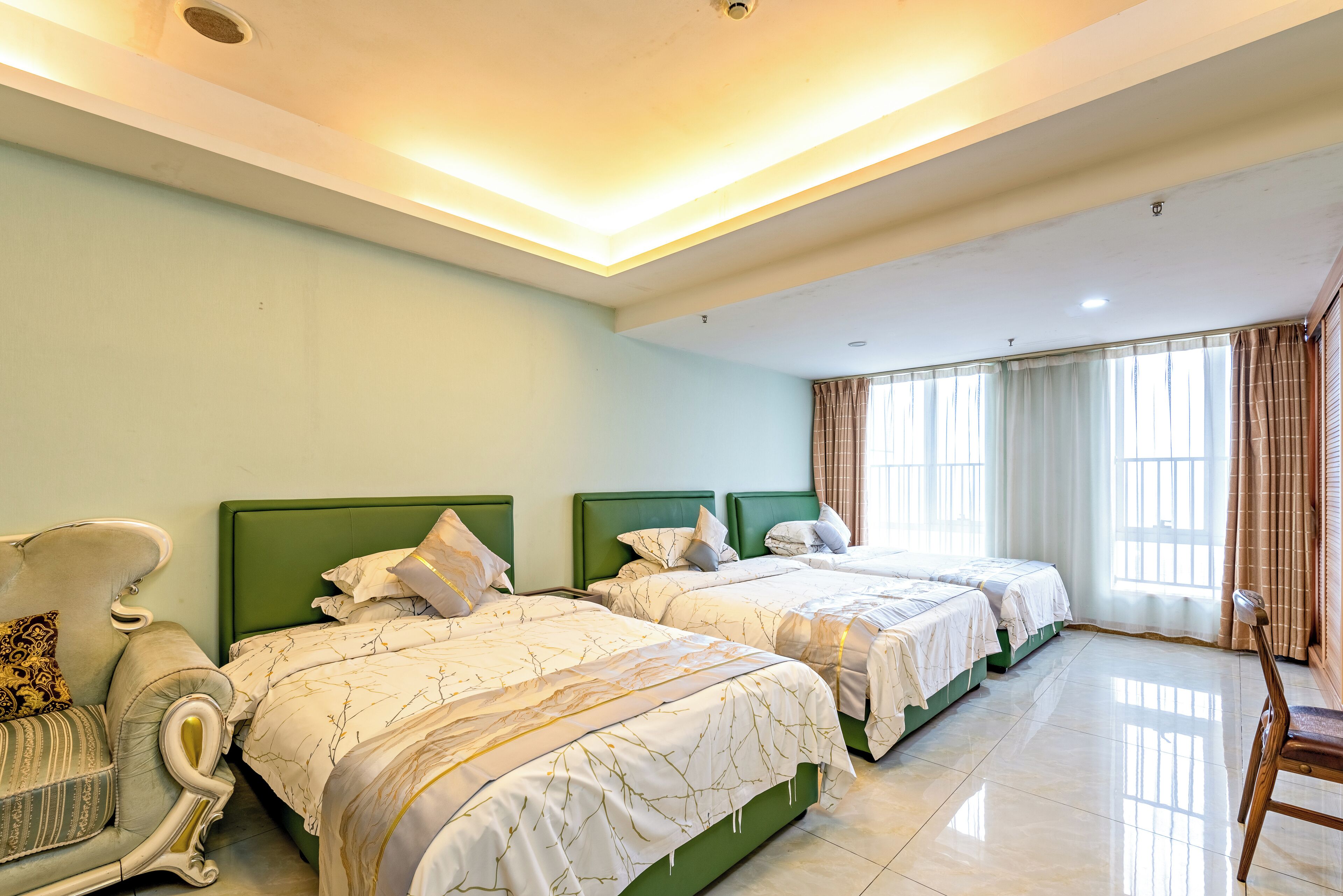 客房内保险箱、特色家居、办公桌、笔记本电脑工作区