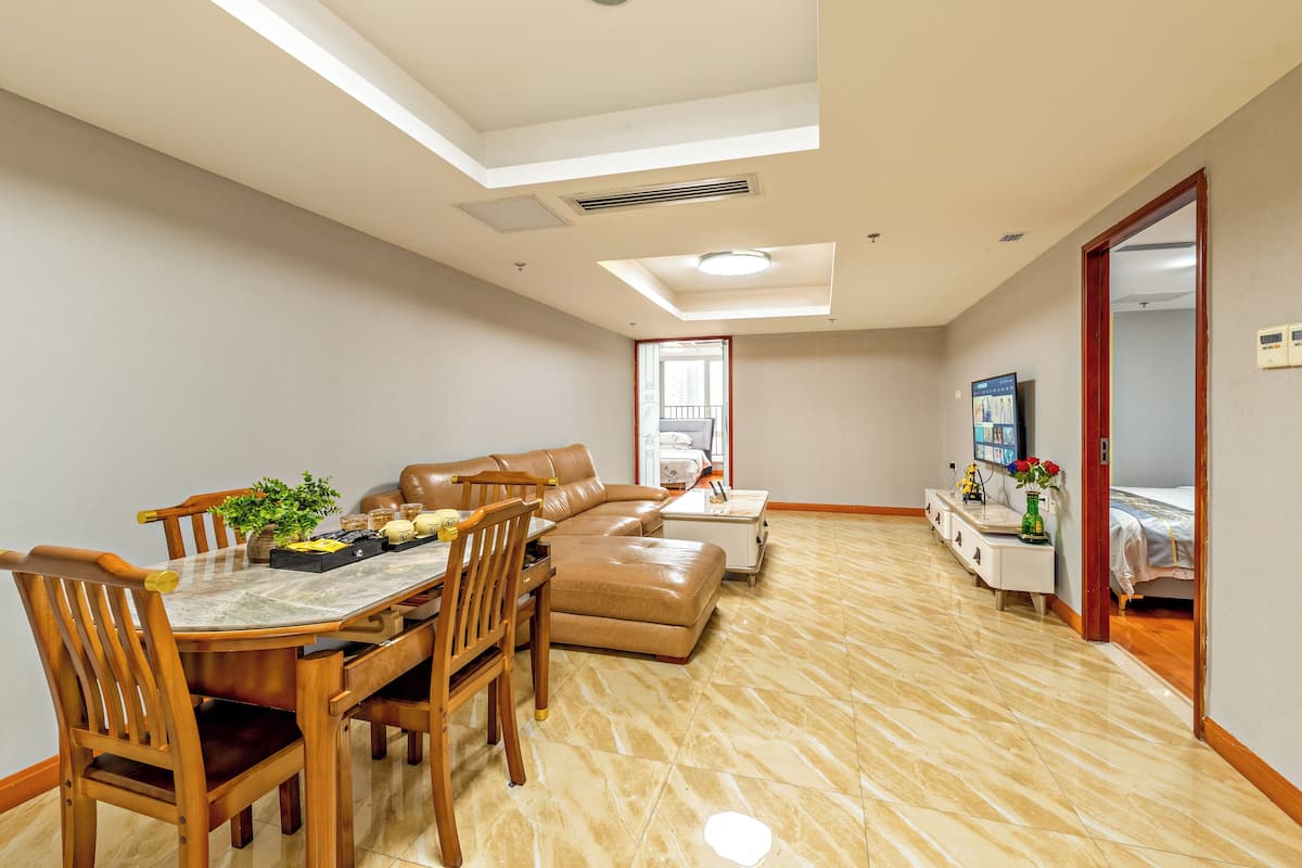 Caja de seguridad en la habitación, muebles diferentes y escritorio