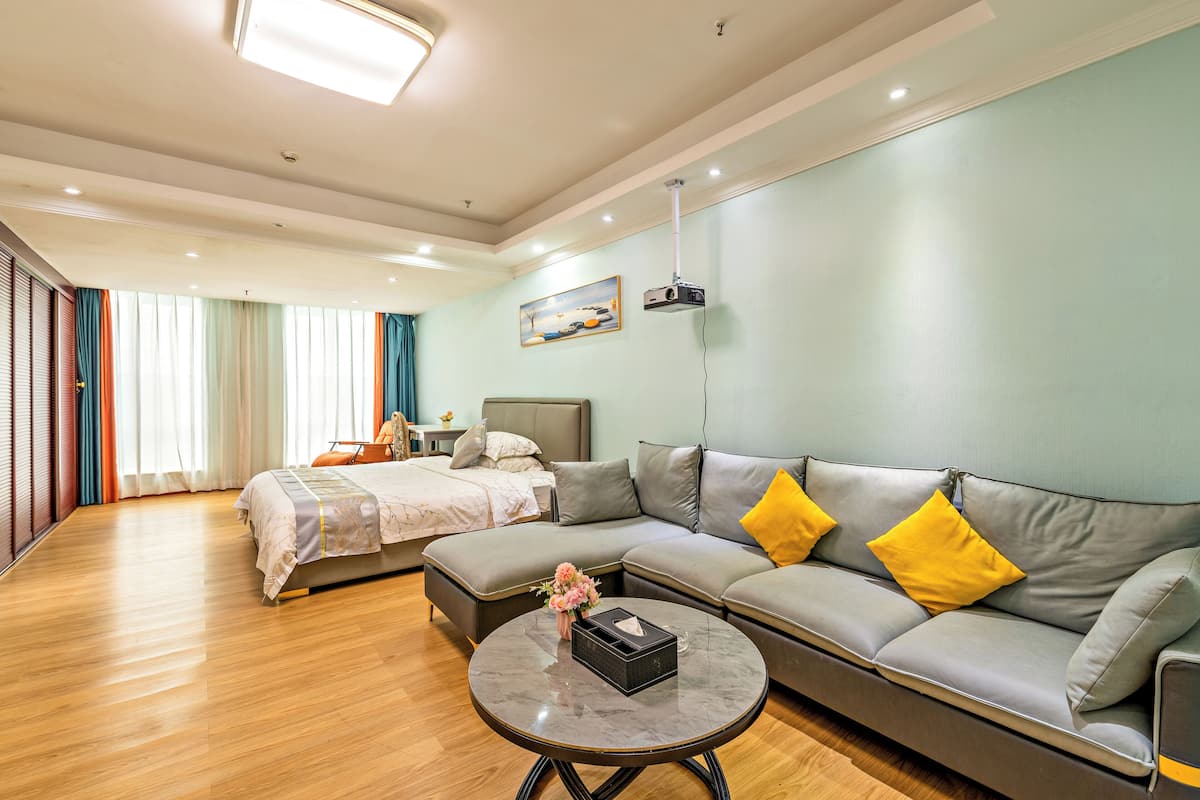 Caja de seguridad en la habitación, muebles diferentes y escritorio
