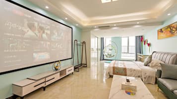 尊貴大床房 | 房內夾萬、獨特裝修、書桌、手提電腦工作空間