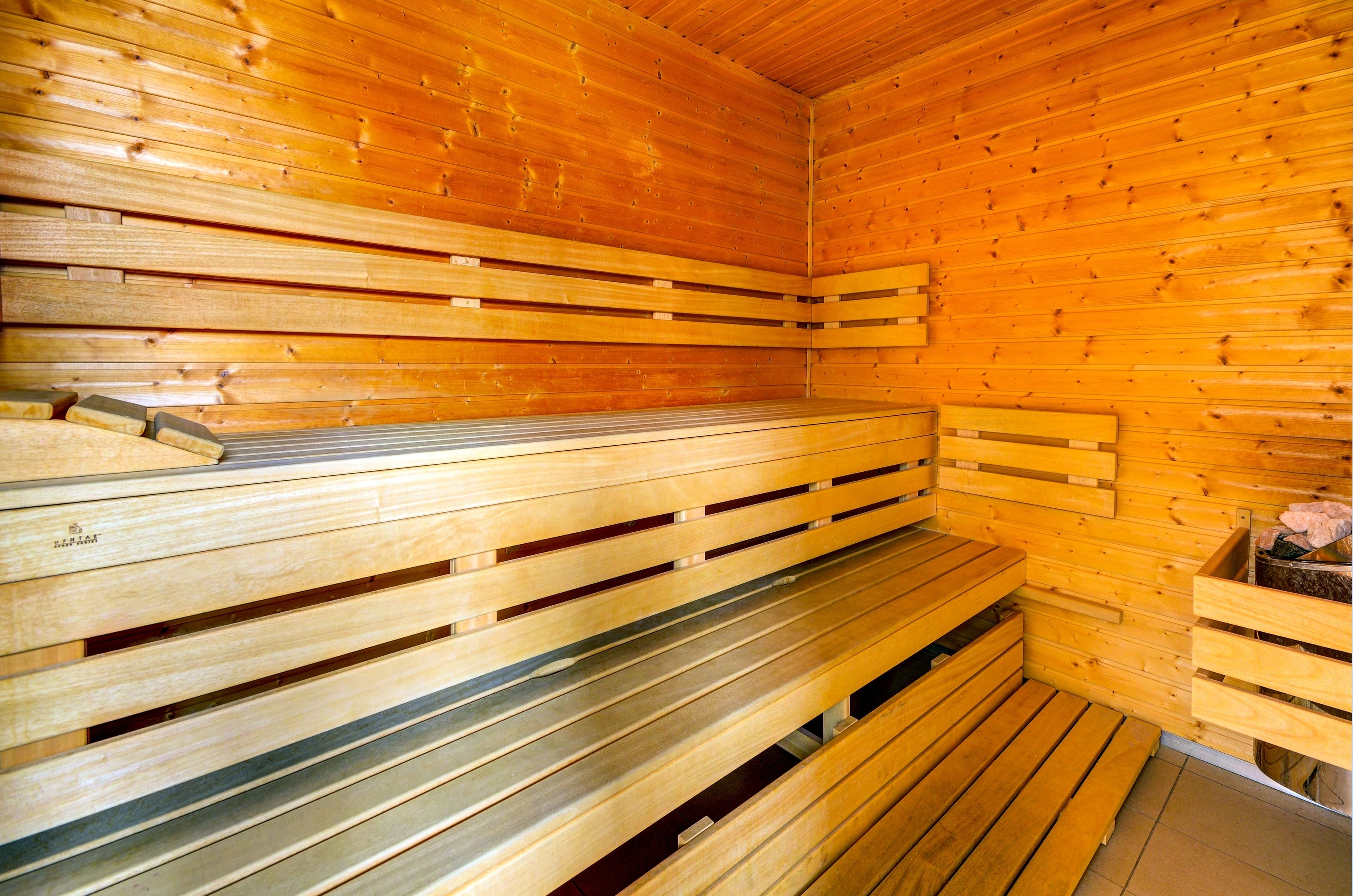 Una sauna con bancos y paredes de madera.