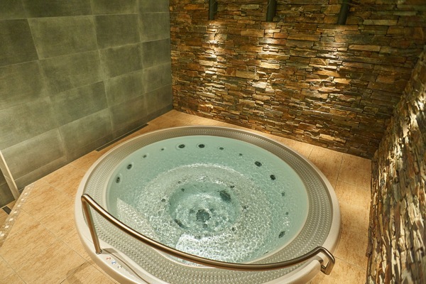 Sauna, hot tub