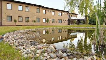 Vista frontal de la propiedad