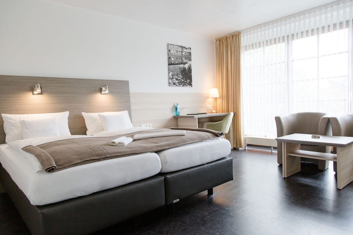 Habitación doble Confort | Escritorio, wifi gratis y ropa de cama