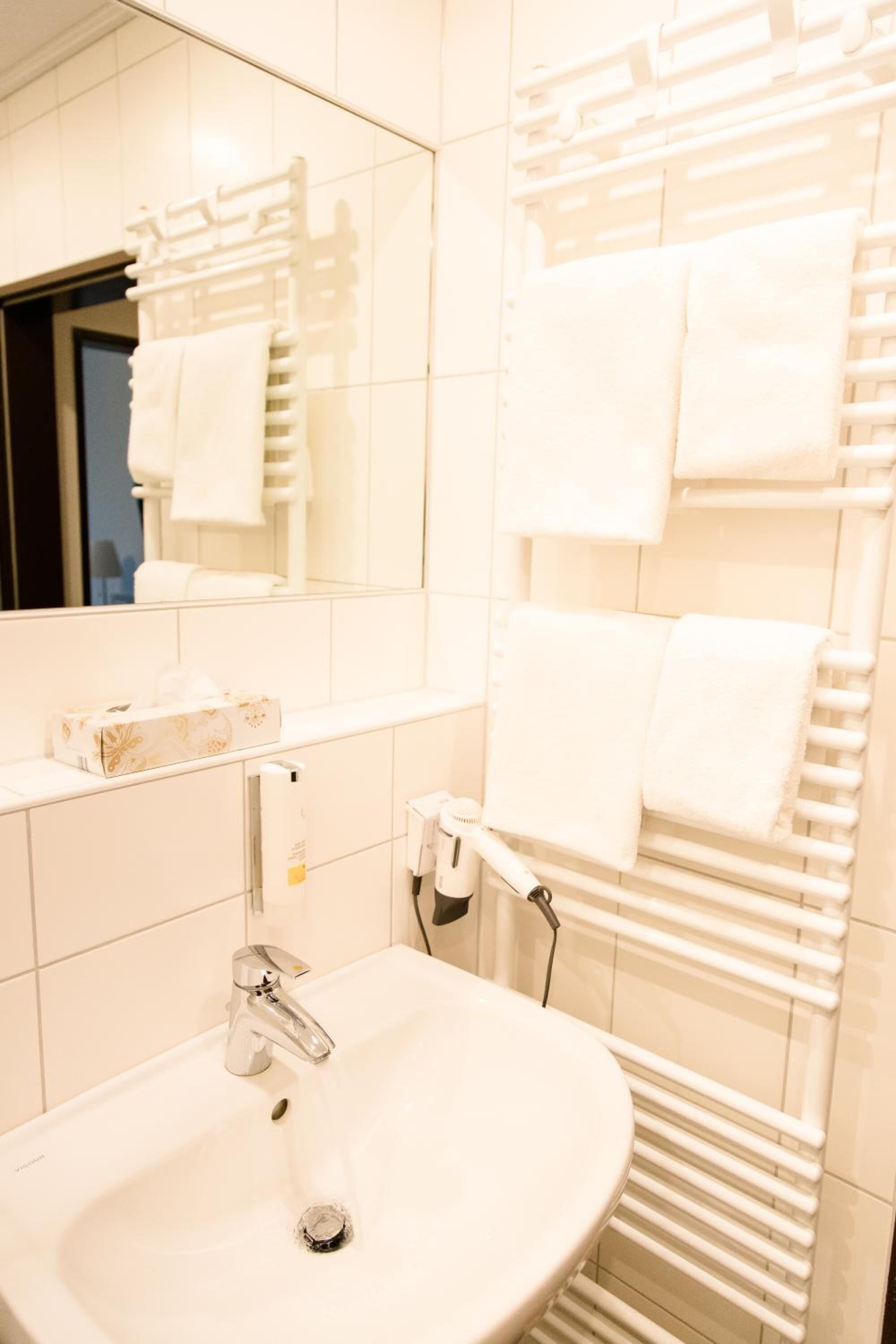double room | bathroom | shower, free toiletries, hair dryer, towels
