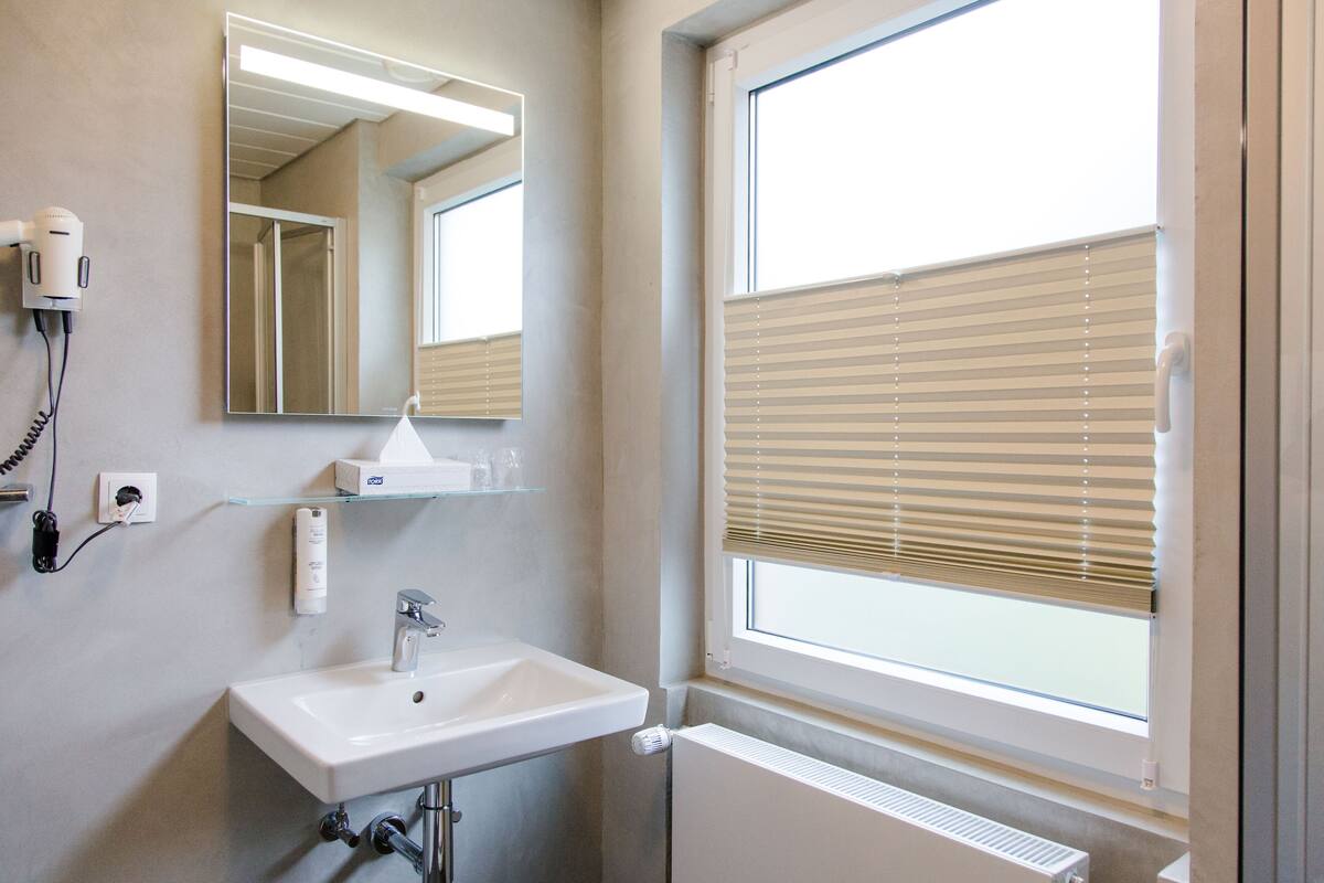 double room | bathroom | shower, free toiletries, hair dryer, towels